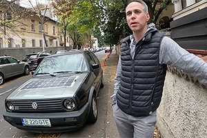 Un român din Bucureşti şi-a transformat VW-ul Golf Mk2 într-o maşină electrică, cu panouri solare