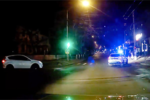 (VIDEO) Pedeapsă imediată, livrată de poliţia din Chişinău unui şofer care mergea în direcţie inversă pe un drum cu sens unic