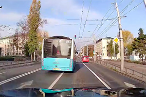 (VIDEO) Deşi există o bandă dedicată transportului public, un autobuz din Chişinău e surprins folosind celelalte două, manevrând cu viteză