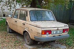 Unul din ultimele exemplare Wartburg 353 din Moldova, surprins într-o curte de bloc, lăsat să ruginească