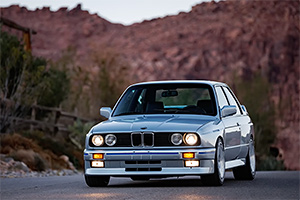 (VIDEO) Acesta e un BMW M3 E30 clasic, care a primit un motor V10 sub capotă, de pe M5 E60