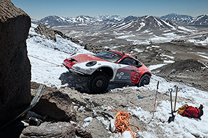 (VIDEO) Două Porsche 911, create în secret, au urcat cel pe mai înalt vulcan din lume