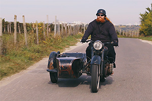 (VIDEO) Acesta e tânărul din Danemarca, care a îndrăgit Moldova mai tare ca ţara sa, şi conduce o motocicletă cu ataş
