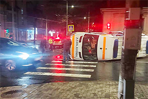 O ambulanţă cu pacienţi, răsturnată în urma unui accident aseară în Chişinău
