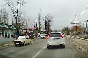 (VIDEO) Un şofer de Volga, surprins în Chişinău transportând pe acoperiş plăci care-i acoperă parbrizul şi vizibilitatea