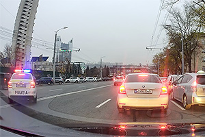 (VIDEO) Pedeapsă imediată, livrată de poliţia din Moldova unui şofer care vrea să economisească timp şi manevrează chiar în faţa unui echipaj