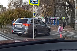Poliţia din Moldova anunţă că a identificat şi amendat şoferul care intrat ieri pe trotuar la o zebră, în timp ce un copil îşi lega şireturile