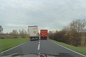 (VIDEO) Doi şoferi de camioane din Polonia nu vor să cedeze unul altuia în timpul unei depăşiri şi duc situaţia la un pas de accident