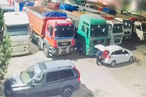 (VIDEO) Cum se fură combustibil din rezervoarele camioanelor parcate în Moldova, într-un caz deconspirat de poliţie