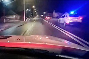 (VIDEO) Câteva echipaje de poliţie cu Dacia Duster au urmărit aseară la Orhei o Mazda, condusă de un tânăr fără permis şi în stare de ebrietate