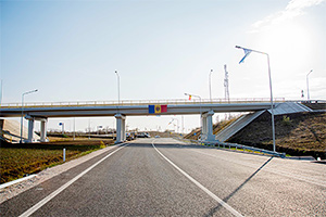 În sfârşit, tronsonul de 19 km de drum între Porumbrei şi Cimişlia de pe traseul M3, care leagă centrul de sudul Moldovei, a fost deschis circulaţiei