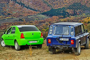 (VIDEO) O Dacia Logan înaintează prin munţii României, departe de asfalt, alături de Aro 244, Duster şi un VW Passat