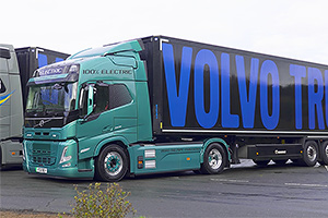 (VIDEO) Duel între un camion Volvo electric şi unul diesel, la accelerare cu capul tractor şi cu remorcă încărcată