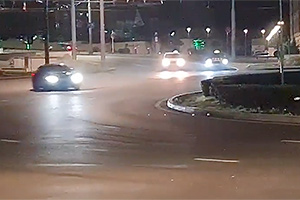(VIDEO) Un BMW, surprins făcând drift continuu la un sens giratoriu din Chişinău, printre alte maşini din trafic, la miez de noapte