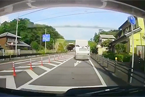 (VIDEO) Un şofer de camion din Japonia şi-a pierdut controlul camionului, după ce i s-a rabatat involuntar cabina