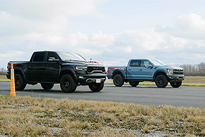 (VIDEO) Duel pe asfalt şi-n afara lui, între Ford F-150 Raptor R şi Ram TRX, două pick-up-uri cu V8-uri de 700 CP