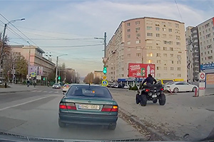 (VIDEO) Cu ATV-ul gonind pe trotuar în Chişinău, la o secundă de a spulbera doi copii pe biciclete