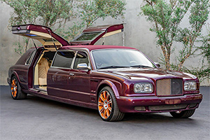 Acesta e un Bentley, fabricat acum 20 de ani şi transformat într-o maşină opulentă, cu uşi care se deschid vertical