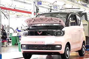 (VIDEO) Cum se asamblează maşina electrică lansată în China la preţ de doar 3600 euro