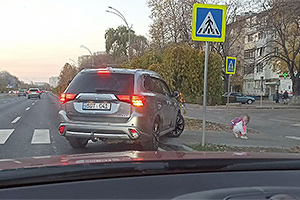 Un şofer din Chişinău a avut ideea neinspirată de a trece de pe un drum pe altul la zebră, în timp ce un copil îşi lega şireturile