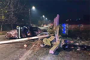 Doi tineri, rămaşi blocaţi într-un Nissan după un grav accident astă noapte la Ialoveni