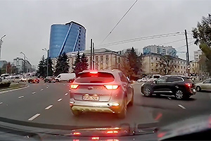 (VIDEO) Un şofer din Chişinău traversează o intersecţie cu sens giratoriu de pe banda dreaptă, în întregime, şi acuză ceilalţi şoferi că ar merge incorect