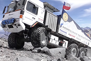 (VIDEO) Cum urcă un camion MAN 6x6, cu anvelope imense, pe stâncile unui vulcan la altitudine de peste 6.600 metri