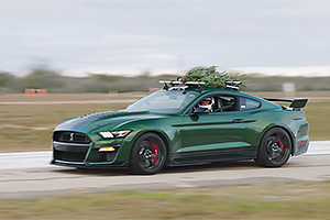 (VIDEO) Cel mai rapid brad al anului 2022 a atins 309 km/h pe acoperişul unui Ford Mustang