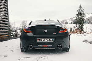 (VIDEO) Cum sună şi cum se conduce noua Toyota GR86 pe zăpadă, prin Alpii din Elveţia