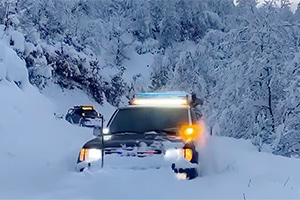 (VIDEO) Cum înaintează o Toyota Land Cruiser 100 prin zăpadă de aproape 1 metru, urcând pe un munte din Turcia