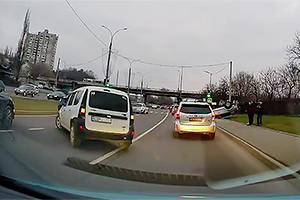 (VIDEO) O Dacia Logan MCV a răsturnat un SUV azi dimineaţă pe strada Albişoara din Chişinău