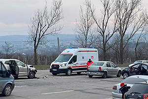 Accident între un Volvo XC60 şi un taximetru Toyota Prius lângă Ialoveni, după o întoarcere neregulamentară pe un drum de 6 benzi
