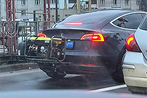 O Tesla, surprinsă în Kiev cu un generator electric ataşat de ea