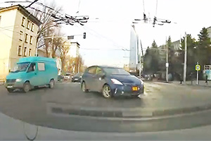 (VIDEO) Un şofer din Chişinău se plânge că nu i se cedează trecerea prea des, însă imaginile de pe camera sa de bord indică o viteză discutabilă