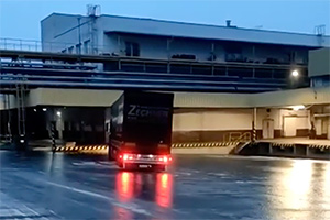 (VIDEO) Un camion cu remorcă, surprins în timp ce alunecă pe gheţuş spre rampa de descărcare, deşi staţiona
