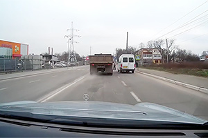 (VIDEO) Manevre de condus de neînţeles ale unui Kamaz şi unui Mercedes la Soroca, pericol pentru cei din jur