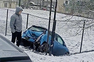 (VIDEO) Accident printre studenţi în Chişinău, cu 3 maşini, lângă Colegiul de Construcţii
