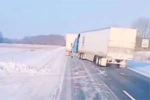 (VIDEO) O manevră de evitare exemplară a unui camion care nu putea opri pe zăpadă în spatele unei coloane, arată cât de importante sunt abilităţile de condus