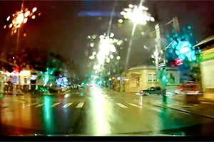(VIDEO) Reacţia excelentă a unui şofer l-a ajutat să evite un accident grav astă-noapte în Chişinău, în condiţii de ploaie şi polei