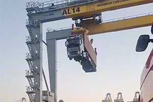(VIDEO) O macara autonomă dintr-un port din Israel a ridicat containerul cu tot cu un camion Volvo