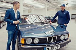 (VIDEO) BMW a scos din garajul său secret un exemplar de Seria 7 E23, cu nici 5300 km parcurşi, şi vorbeşte despre tehnologiile de acum 40 ani
