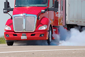 (VIDEO) Cum reacţionează un camion Kenworth, condus autonom, la explozia unei anvelope