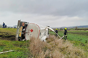 Accident grav cu un BMW şi două camioane cu cisterne pe traseul Hânceşti-Cimişlia, un camion cu cisternă cu carburanţi s-a răsturnat