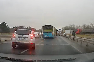 (VIDEO) Accident în lanţ cu circa 10 vehicule, inclusiv un autobuz şi un camion, în regiunea Stăuceni şi Cricova