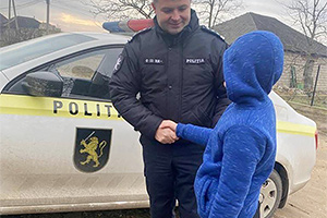 Un copil din Moldova, rămas fără ambii părinţi şi fără ambii bunici într-un accident rutier de acum 6 ani, vizitat de poliţişti de sărbători