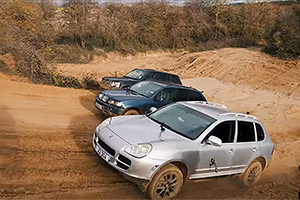 (VIDEO) SUV-urile de acum 20 de ani, BMW X5 E53, Porsche Cayenne 9PA şi Range Rover L322, se întrec departe de asfalt
