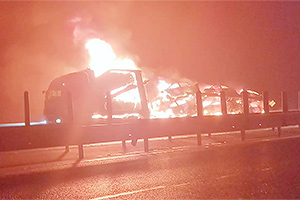 Un camion cu 8 maşini pe remorca sa a ars astă noapte pe autostrada A1 din România, aproape de vama Nădlac