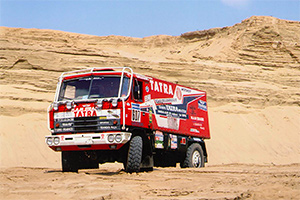 Istoria uitată a blestematului raliu Dakar din 1988, a primei victorii Tatra şi a lui Karel Loprais, omul care a pilotat toată viaţa camioanele cehe