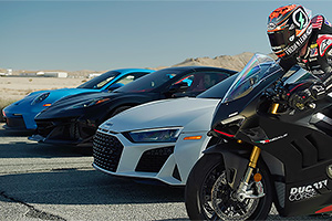 (VIDEO) Un Ducati se alătură la marea întrecere a maşinilor cu motoare aspirate natural şi tracţiune spate, de la Chevrolet, Porsche şi Audi