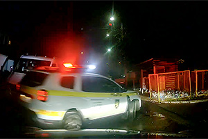 (VIDEO) La un pas de accident cu o maşină de poliţie noaptea, cu girofar, dar fără sirenă, în Chişinău